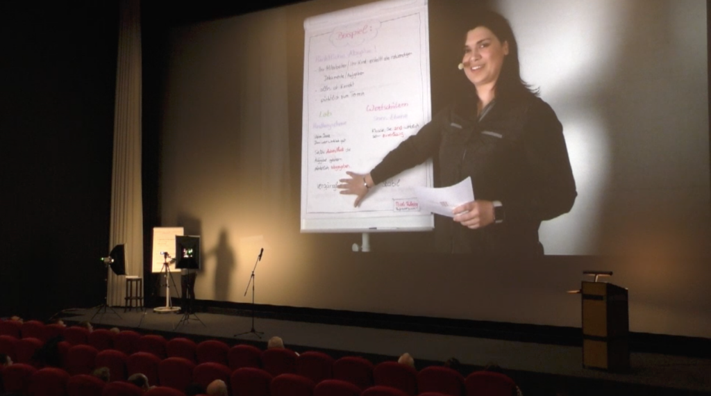 Nicole Führing bei einem Vortrag