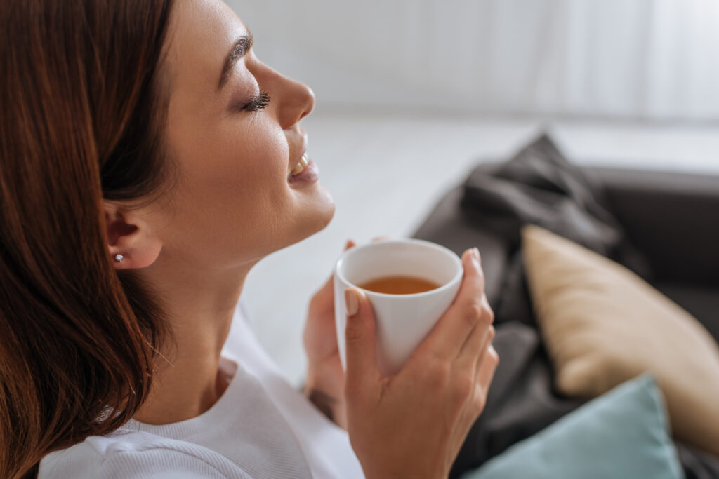 Achtsamkeit als HSP praktizieren einfach mal Ruhe und Entspannung bei einer Tasse Tee genießen und achtsam mit sich selbst sein auf dem Sofa