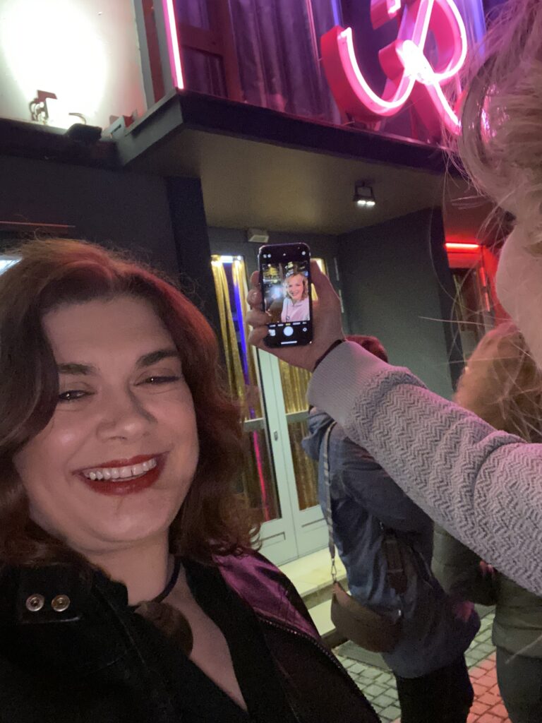Nicole Führing an einem Samstagabend vor der Disco Rosenhof