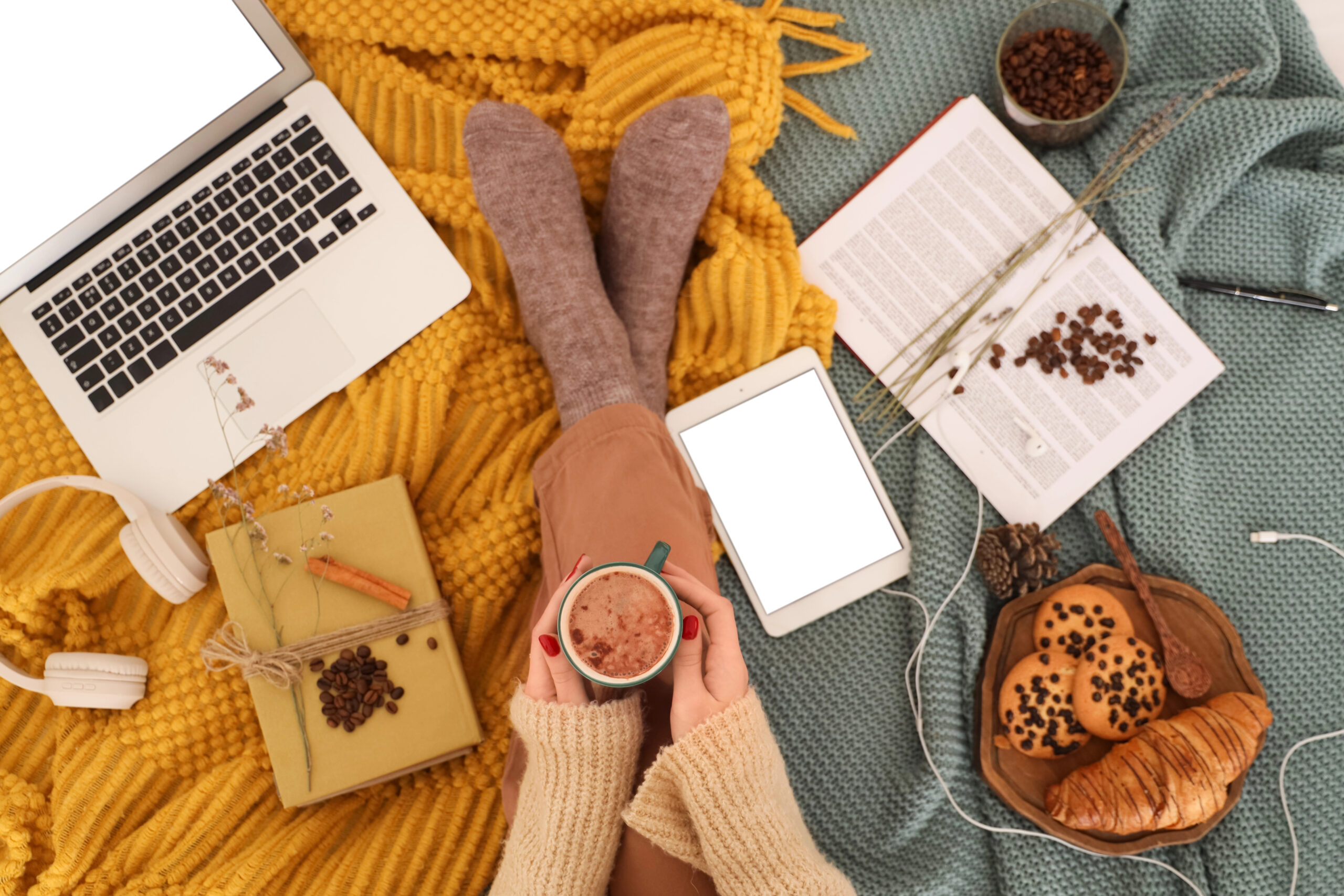 Warm beleuchteter Schreibtisch von oben mit Notizbuch, Pinsel, Pflanze und Tasse als Sinnbild für die vielen Interessen einer Scanner-Persönlichkeit