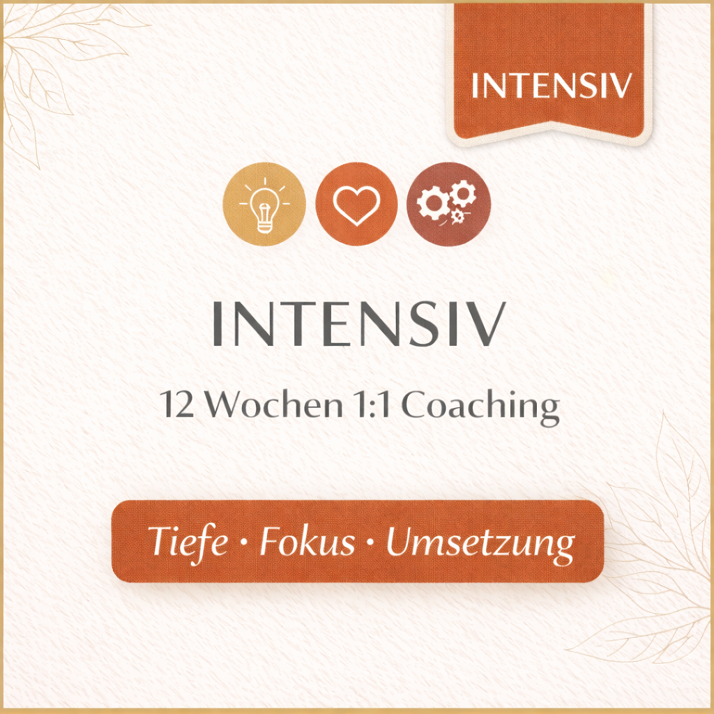 12 Wochen 1:1 Coaching Intensiv mit hellem Hintergrund, warmen Terrakotta-Icons und dem Text „Tiefe · Fokus · Umsetzung“.