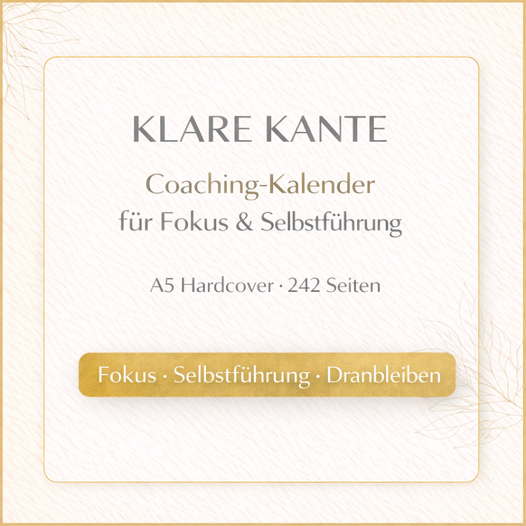 Coaching-Kalender „Klare Kante“ mit hellem Hintergrund und dem Text „Fokus · Selbstführung · Dranbleiben“.