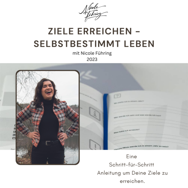 Lächelnde Frau neben geöffnetem Workbook – Videokurs „Ziele erreichen – selbstbestimmt leben“ für Klarheit, Money Mindset & 30-Tage-Plan