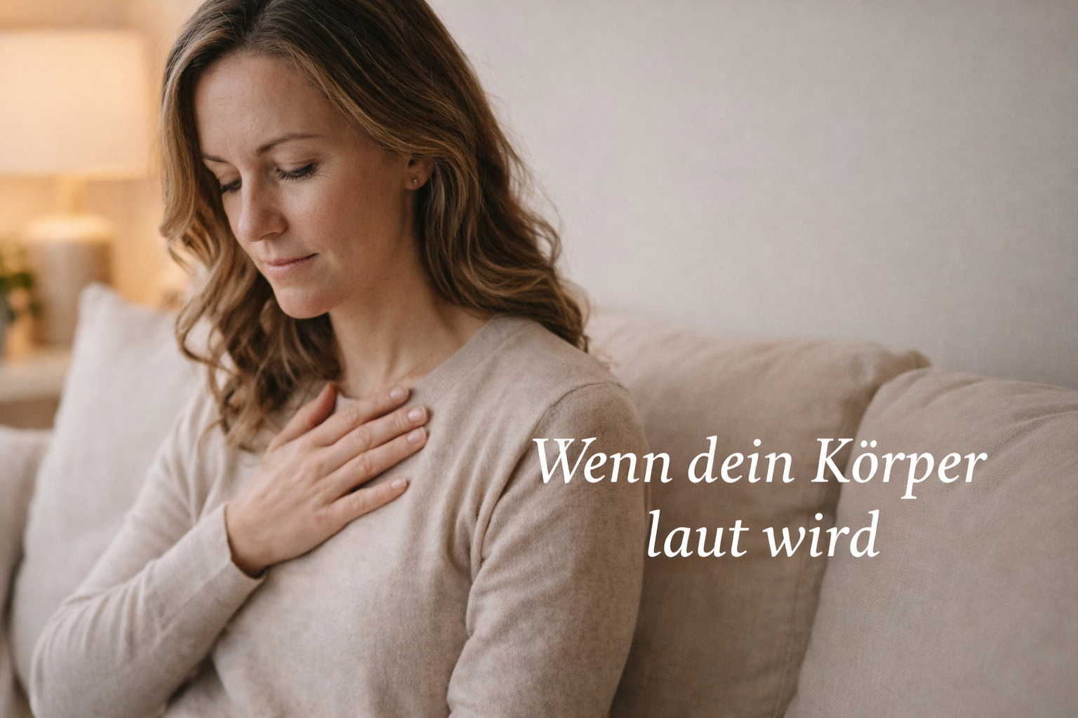 Eine nachdenkliche Frau sitzt in einem hellen Raum mit geschlossenen Augen, legt eine Hand auf ihre Brust und atmet ruhig, als würde sie in ihren Körper hineinspüren – Symbolbild für körperliche Symptome bei Hochsensibilität.